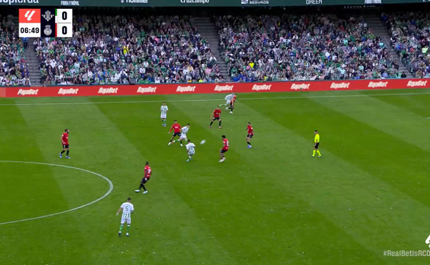 Isco jugando de primeras al espacio generado pars que entre Miranda.  WYSCOUT