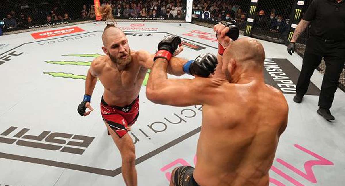 Jiri Prochazka golpea a Glover Teixeira en el combate que disputaron en el UFC 275./UFC