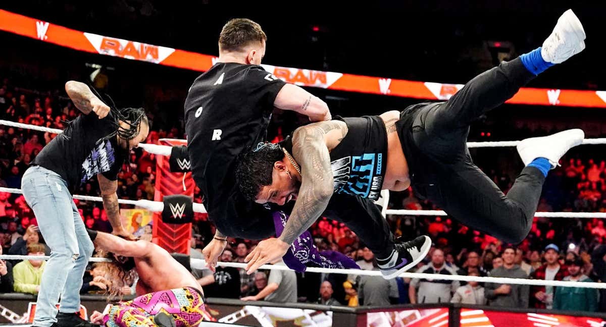 Jey Uso aplica una lanza a Finn Balor y Damian Priest golpea a Seth Rollins durante el WWE Raw./WWE