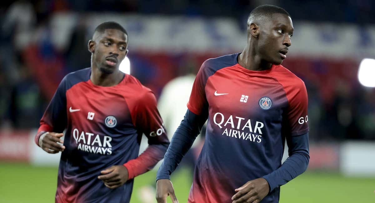 Ousmane Dembélé y Kolo Muani, en el calentamiento contra el Milan./Getty Images