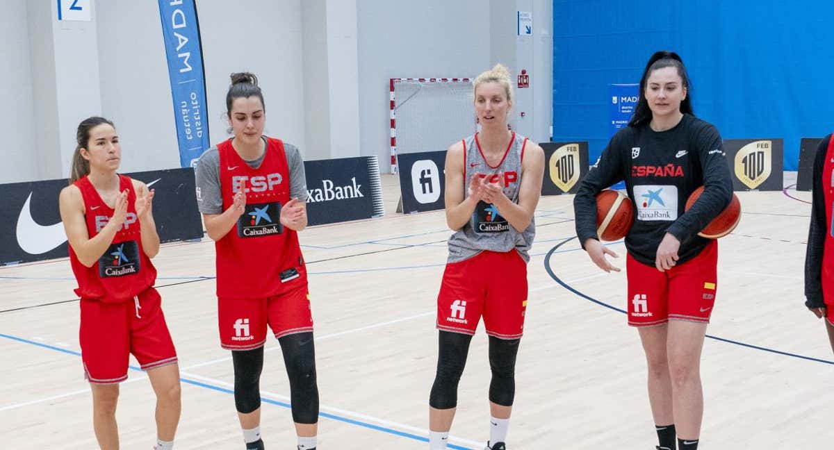 Megan Gustafson, a la derecha del todo, con varias jugadoras de la Selección durante la concentración. /FEB