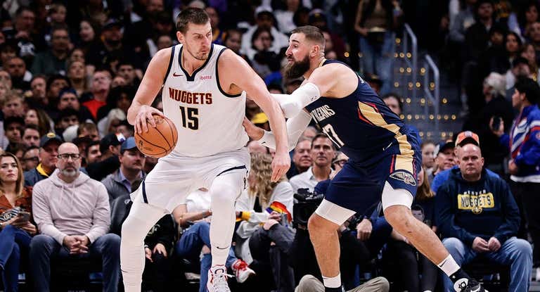 Nikola Jokic pelea en el poste bajo ante la defensa de Jonas Valanciunas