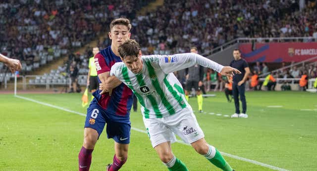 Los directores deportivos de Betis y Valencia y varios agentes se encuentran en Milán