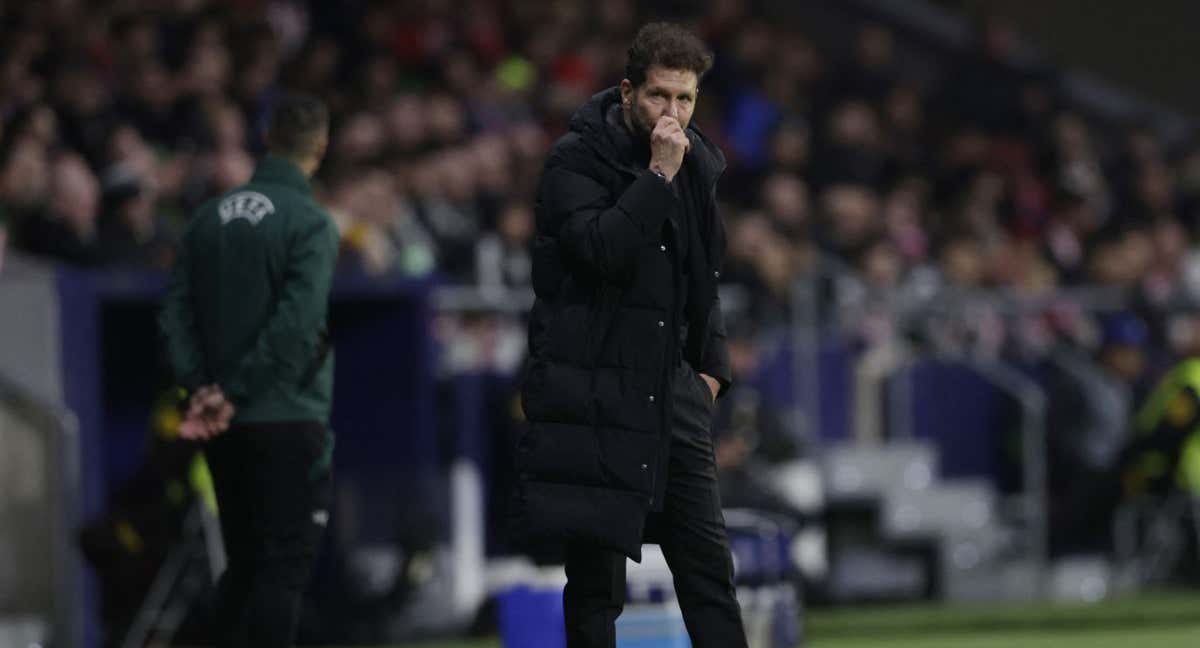 Diego Pablo Simeone, en la banda del Metropolitano en el partido ante el Celtic./AFP