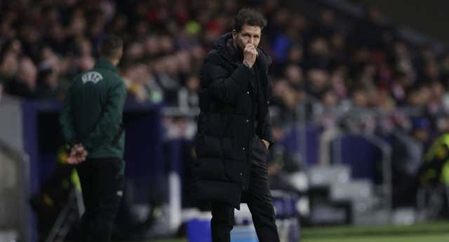 La mano izquierda del Cholo: en la banda y con la directiva