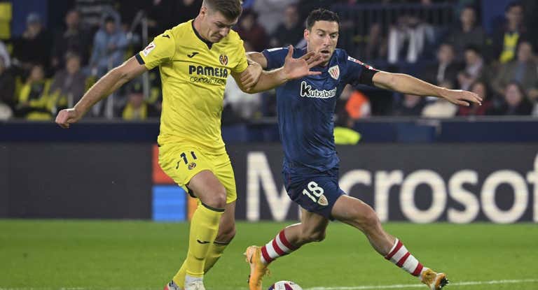 De Marcos defiende a Sorloth durante el último partido en Villarreal.