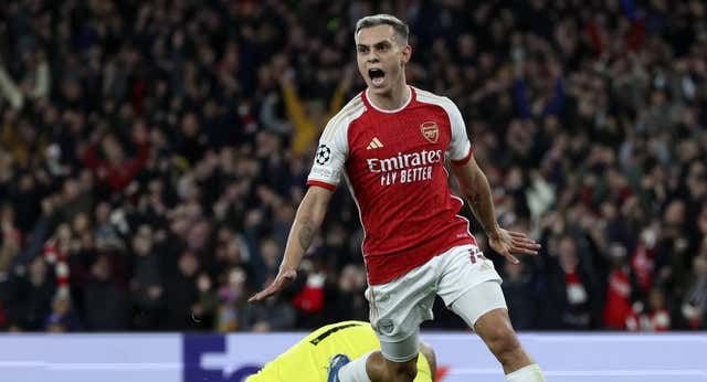 El Arsenal vence plácidamente y el Sevilla no comparece