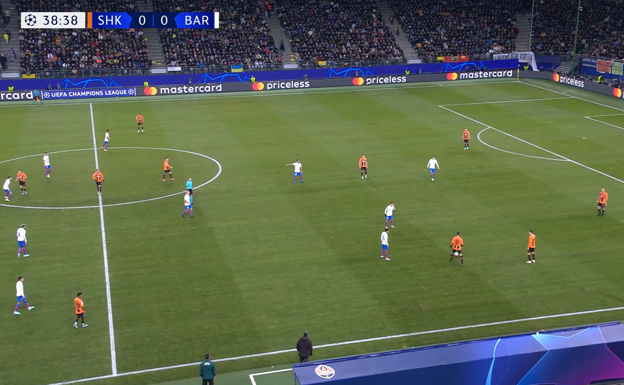 El Barça inicia la presión en una falta que saca el Shaktar con el equipo mal colocado. Ferran, extremo izquierdo, se hunde con el lateral rival, dibujando una línea de 5, y facilita que el Shaktar pueda jugar dentro.  WYSCOUT