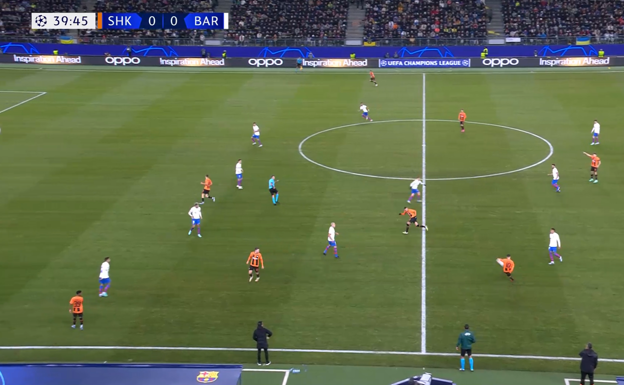 Sudakov recibe con tiempo y tiene hasta dos pases que le pueden ahcer mucho daño al Barça: uno vertical hacia dentro, que dejaría un 2x1, o el que hace e inicia la jugada del 1-0.  WYSCOUT