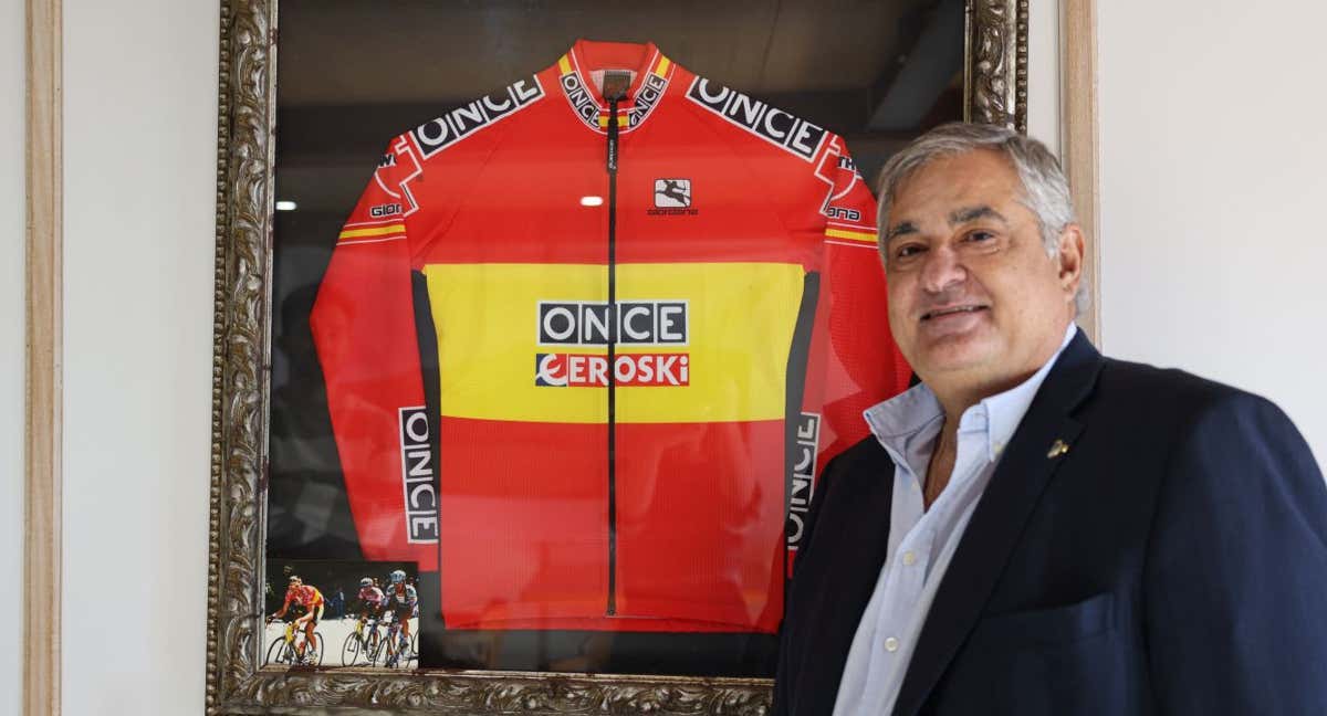 Manolo Saiz posa con un maillot del equipo ONCE en su 'txoko' de Torrelavega./MICHÈLE NOVOVITCH