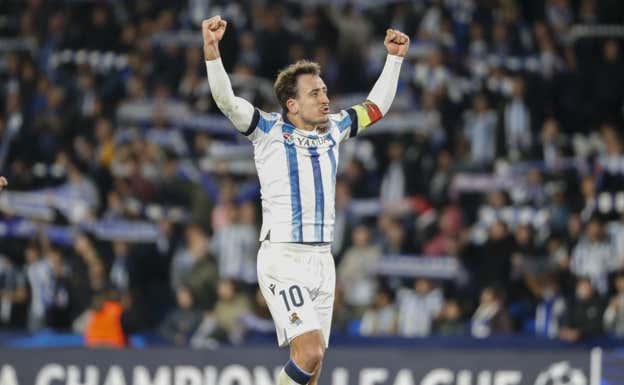 Mikel Oyarzabal festeja la victoria en el césped del Reale Arena. EFE