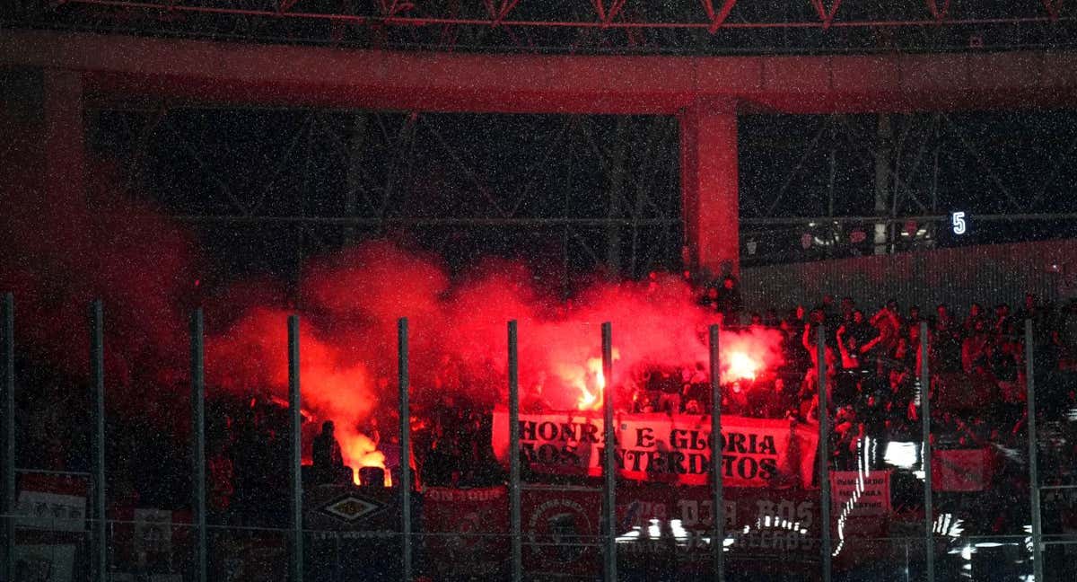 Los aficionados del Benfica encendieron bengalas y posteriormente las lanzaron. /Getty Images