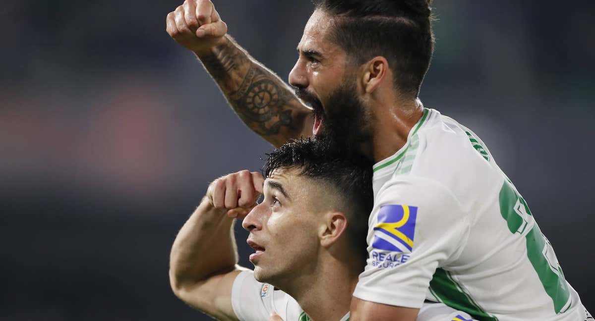 Isco celebra junto a Roca el gol del catalán./EFE