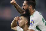 El Betis se da un festín como anticipo del derbi... y con lesión de Bravo