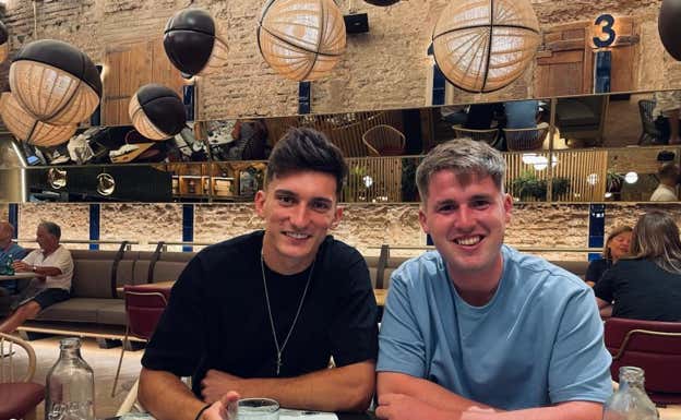 Pepelu y su amigo Borja en el trinquet de Pelayo.  Borja, amigo de Pepelu.