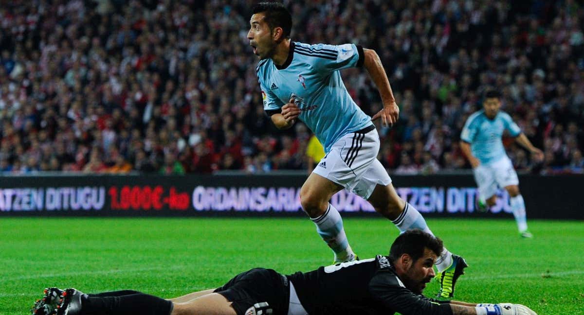 Charles celebra el primer gol de la historia de la nueva Catedral./Getty Images