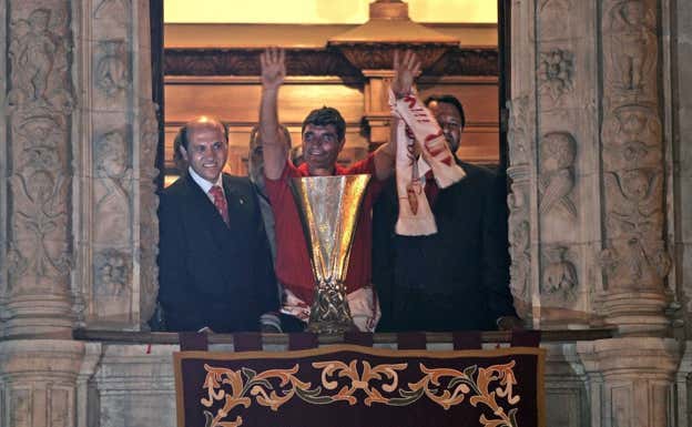 Juande, en una de las celebraciones con el Sevilla por la UEFA, al lado de Del Nido.
