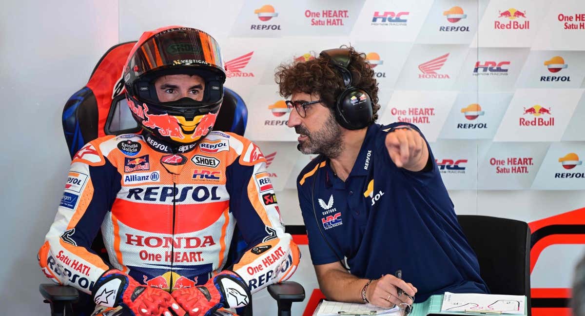 Marc Márquez habla con uno de sus ingenieros durante una carrera con Honda en MotoGP 2023.