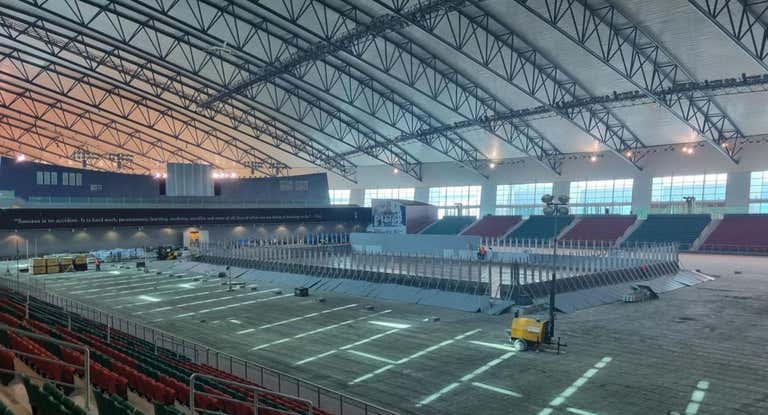 La futura piscina del Mundial de Natación de Doha 2024 a medio construir.