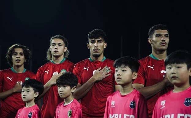 Youssef Enríquez (primero por la derecha) y Rachad Fettal (segundo) entonan el himno marroquí.  INSTAGRAM