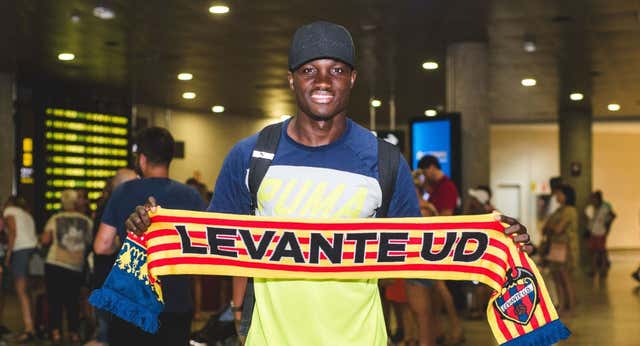 El fútbol se tiñe de luto tras el fallecimiento de Raphael Dwamena al desplomarse en pleno partido