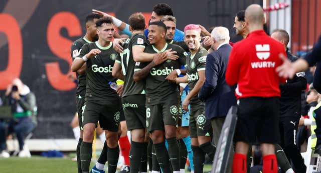 El Girona remonta en Vallecas y se marcha al parón siendo líder