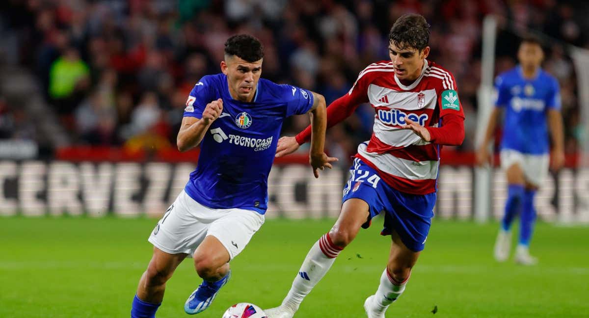 Gonzalo Villar trata de frenar a Carles Aleñá./EP