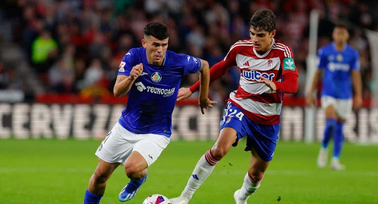 Gonzalo Villar trata de frenar a Carles Aleñá.