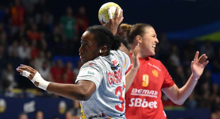 Kaba Gassama durante un partido con la Selección femenina de balonmano de España.