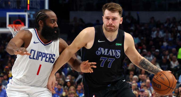 Luka Doncic frente a James Harden en su último enfrentamiento.