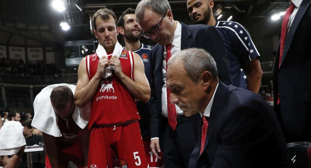 Ettore Messina, la pasada temporada, dando indicaciones y Kevin Pangos de pie en el centro.