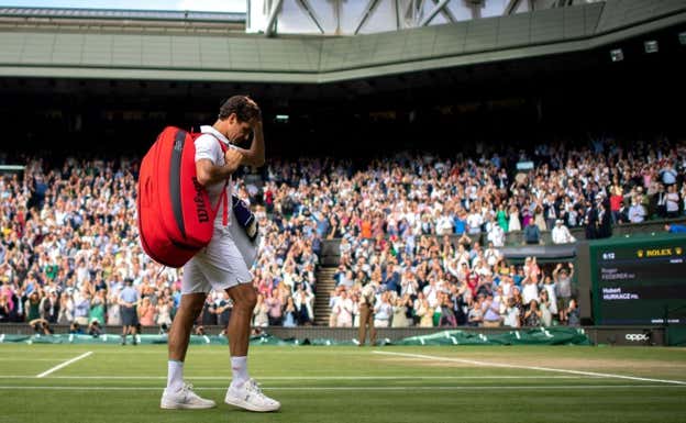 Federer abandona la pista central de Wimbledon tras perder ante Hurkacz.  REUTERS/Edward Whitaker