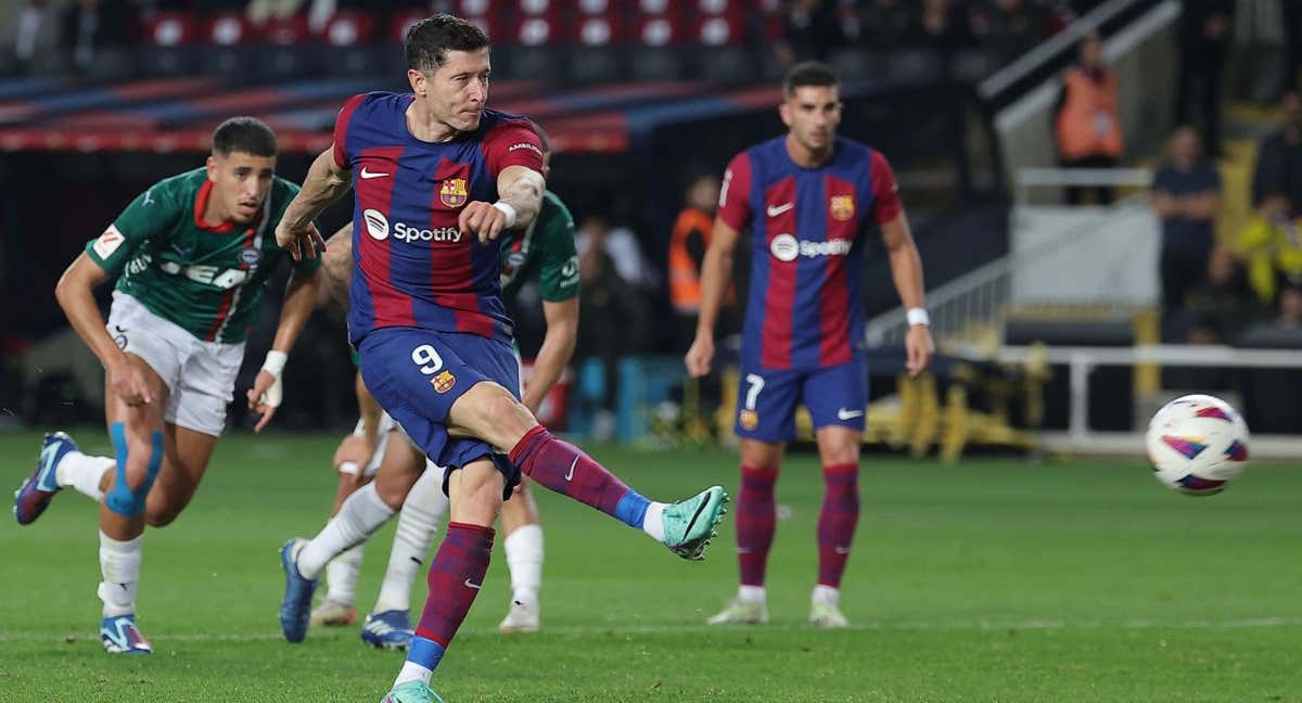Lewandowski marcó de penalti el gol de la victoria ante el Alavés.