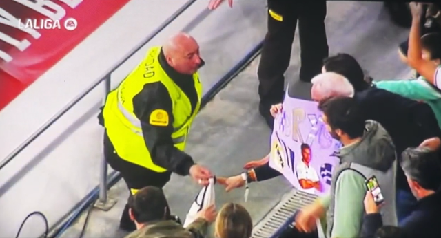 El feo gesto de un aficionado del Madrid con una niña que Vinicius convertirá en final feliz: «Llevaban semanas con las pancartas…»