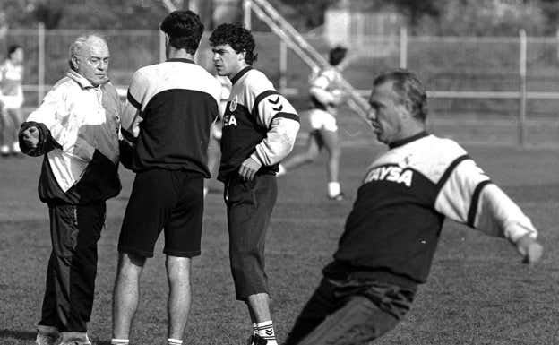 Di Stéfano, entrenador del Real Madrid, habla con Míchel y Sanchís.