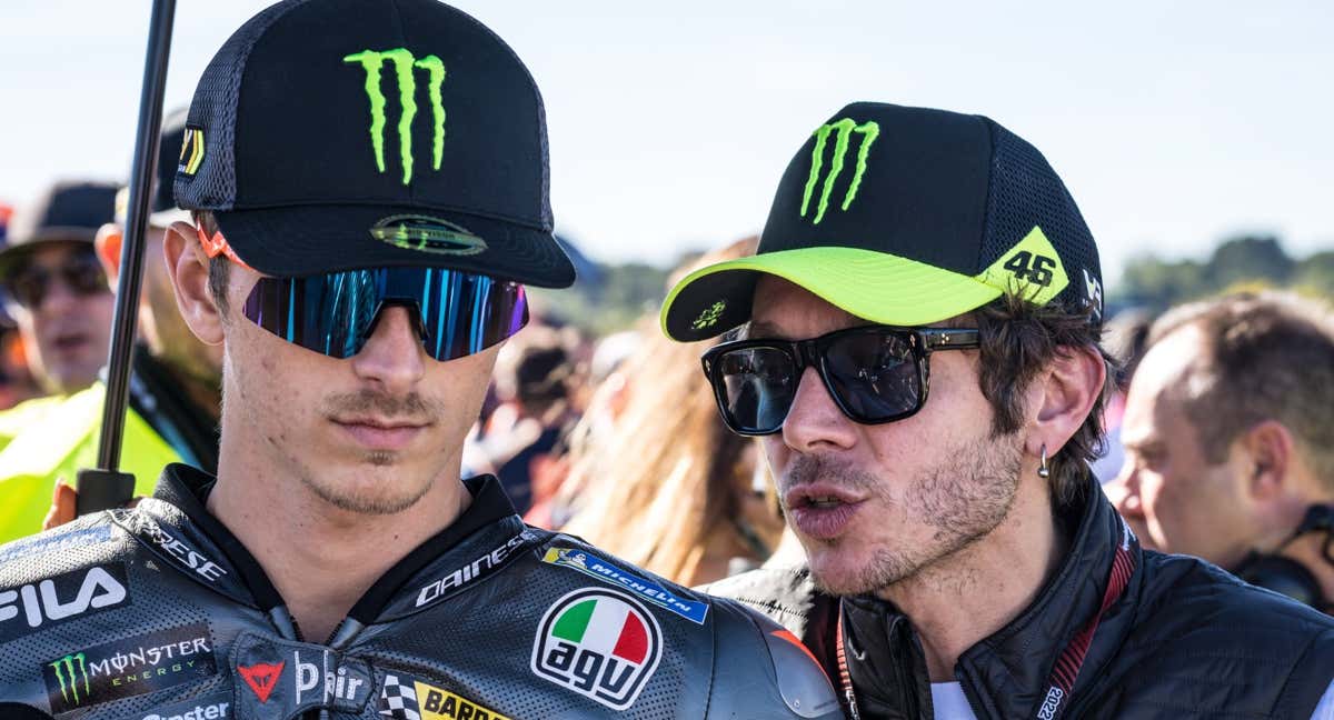 Luca Marini y Valentino Rossi en parrilla.