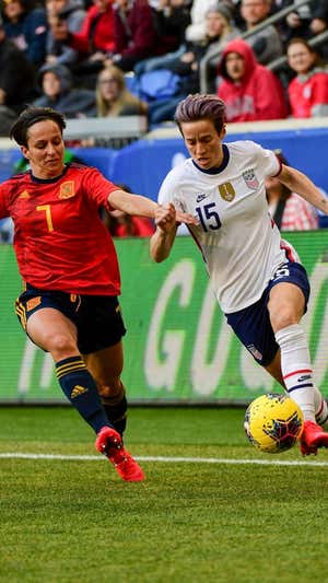 Marta Corredera y Megan Rapinoe durante el EE. UU. - España del Mundial de 2019.  GETTY