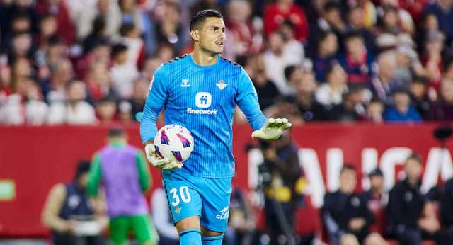 El aplomo de Fran Vieites rebaja la tensión en la portería del Betis
