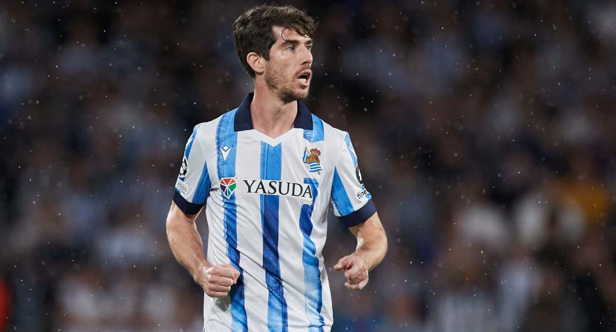 Aritz Elustondo durante un partido con la Real.  /AFP