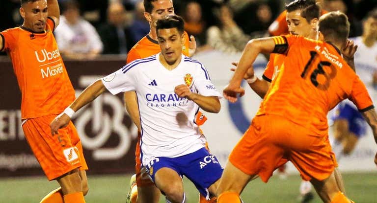 Sergio Bermejo se interna en el área.