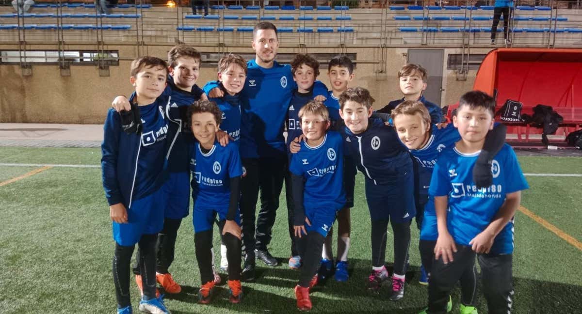 Eden Hazard, en el centro, con el equipo infantil de segundo año del Rayo Majadahonda. /Rayo Majadahonda