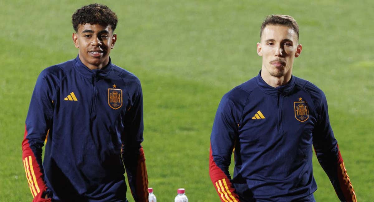 Lamine Yamal y Grimaldo, durante el último entrenamiento de la Selección española. /EFE