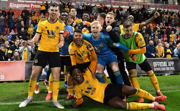 Los futbolistas del Wolverhampton celebran el ascenso (Heredia, a la derecha).