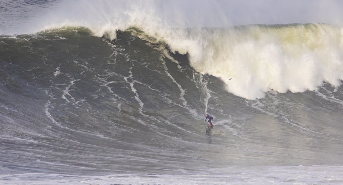 Laura Coviella surfeando una ola en Nazaré.