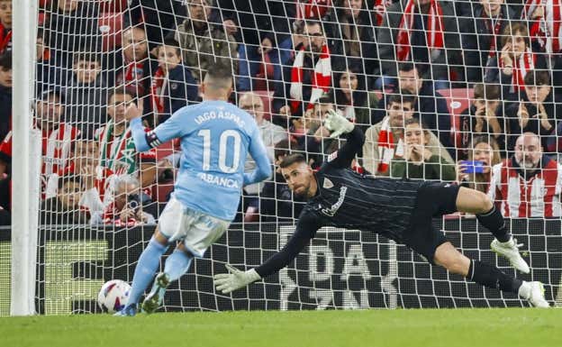 Unai Simón le para un penalti a Aspas.  EFE