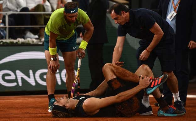 Zverev, tras romperse el tobillo en Roland Garros frente a Nadal.  Christophe ARCHAMBAULT / AFP