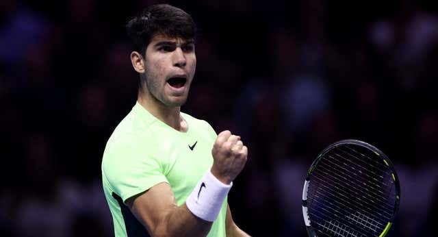 Alcaraz desquicia a Rublev y se mantiene con vida en las ATP Finals