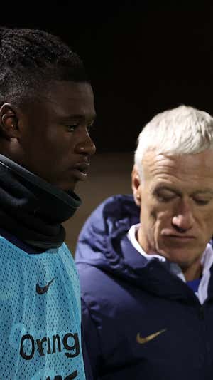 Camavinga y Deschamps charlan mientras el madridista abandona el césped.  AFP