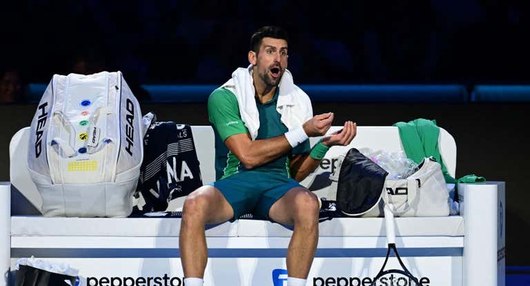 Novak Djokovic muestra su enfado durante su partido ante Jannik Sinner en las ATP Finals de Turín.