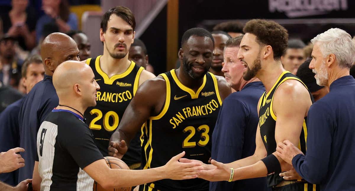 Momento en el que los árbitros expulsan a Draymond Green.